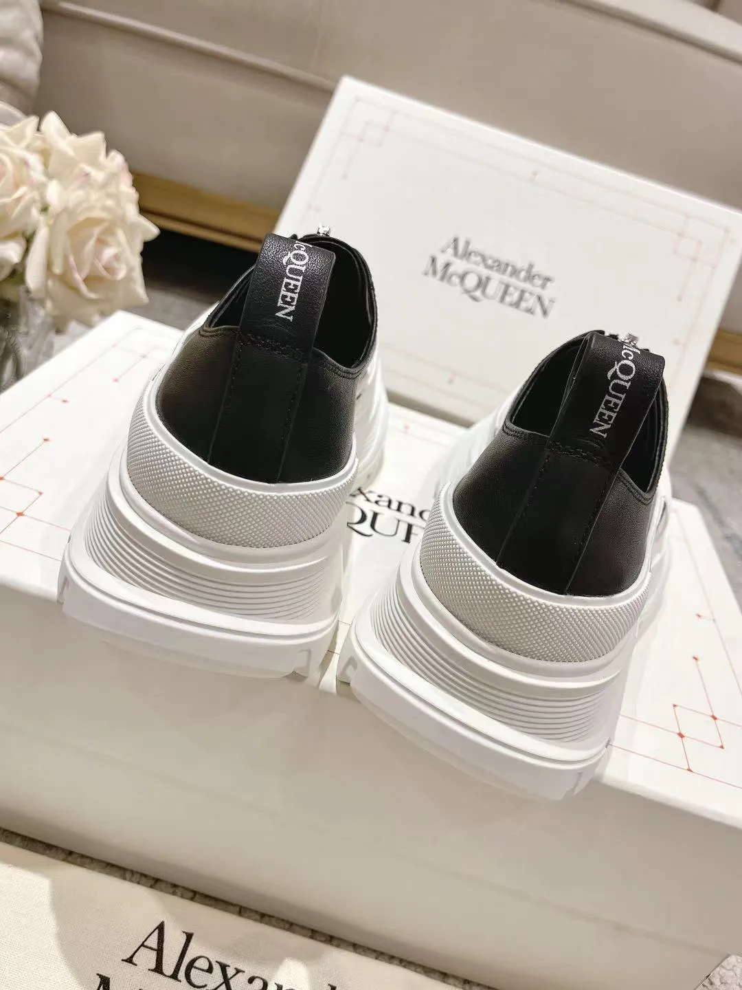 👟👟Ex-factory price 600👟👟 Men's size +10 2023 McQueen classic hot style, top version! ALEXANDERAIexanderMcQUEEN✅ has been certified. The latest 2023 counters will be launched at the same time, international T stage catwalk models. 💯Purchased from top ZP, the original version is 1:1 customized, perfectly reproduced, embellished with waterproof zippers on off-road inspired clothing, with imported anti-wear super soft sock cuffs, 3D glue bright strips, excellent comfort, outsole: original TPU double-layer combination outsole. Fabric: Imported silk cow leather Lining: Imported super soft Lycra/space cloth Foot pads: Imported silk sheepskin Size: 35-40 for women, 39-45 for men. Color: all black, black and white, all white, (add 10 for men’s model)